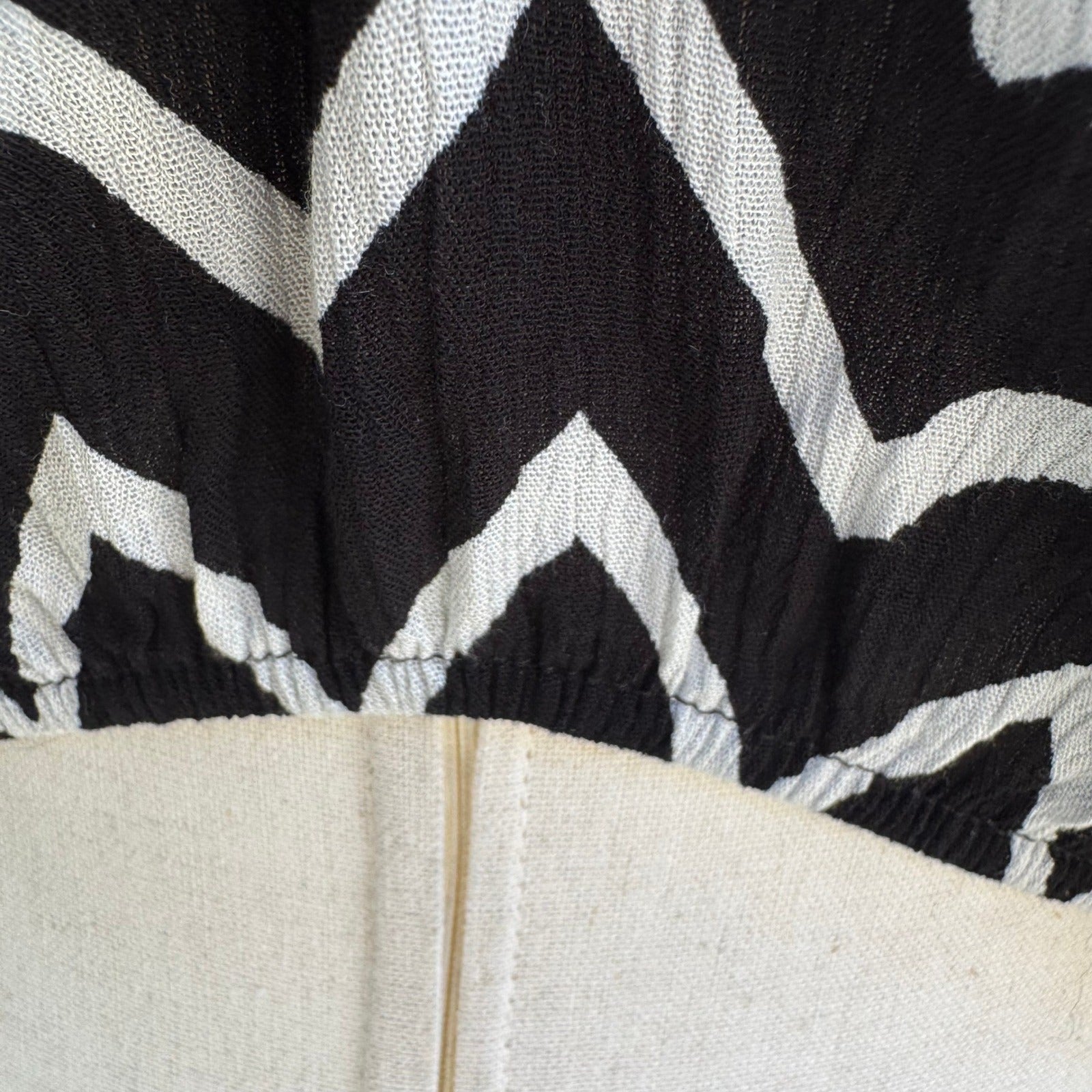 Pretty Good Chain Neckline Chevron Cold Shoulder Flowy Wrap Blouse Black Women M