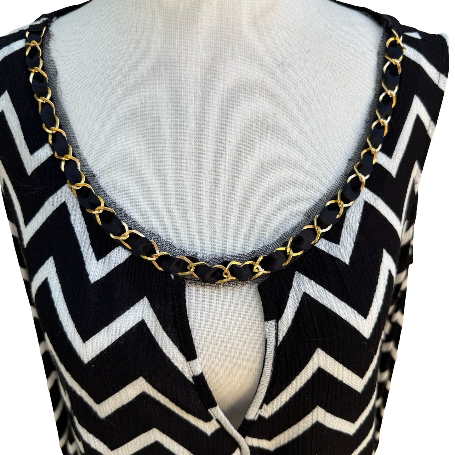 Pretty Good Chain Neckline Chevron Cold Shoulder Flowy Wrap Blouse Black Women M