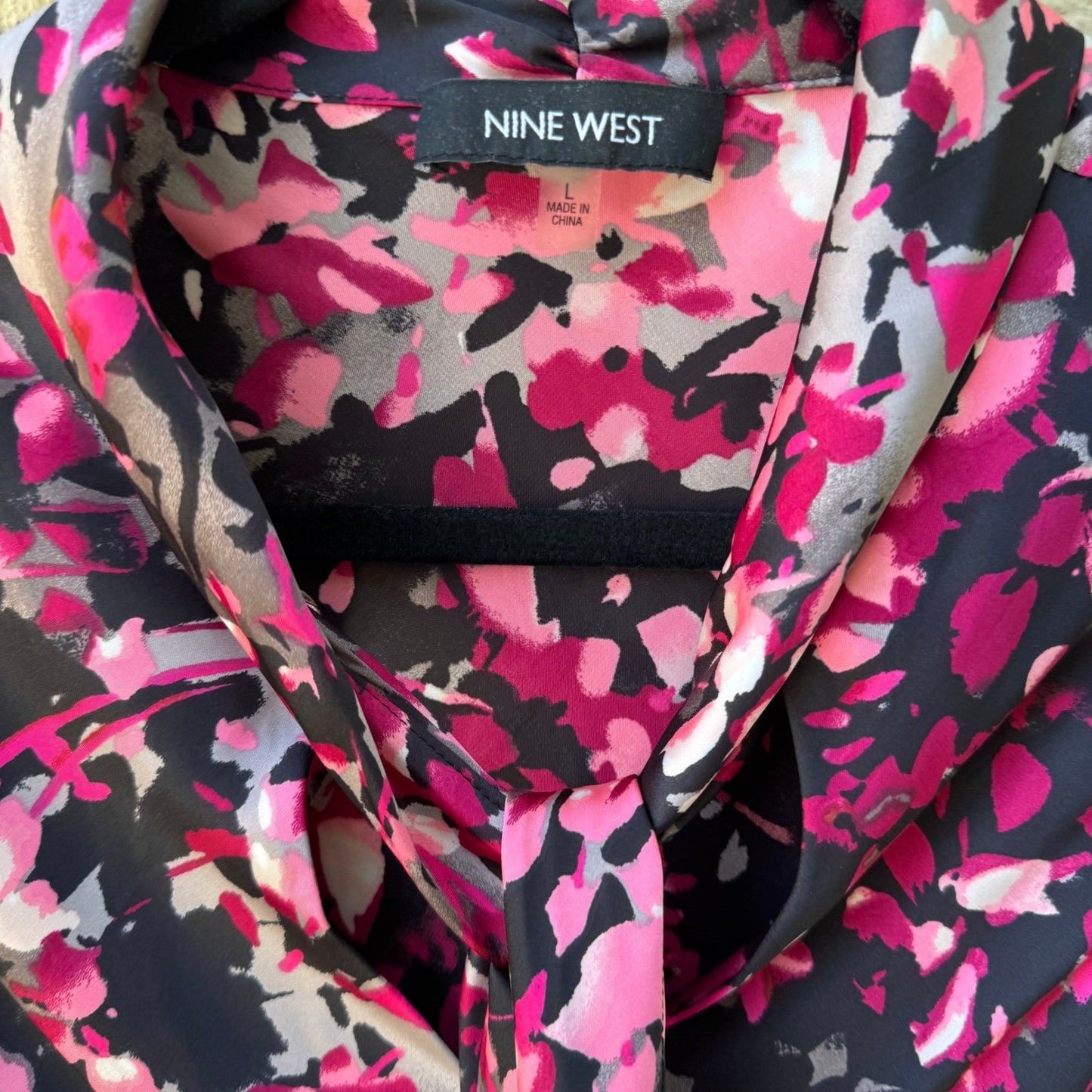 Nine West Professional Abstract Dark Floral Tie Neck Sleeveless Blouse L NEW